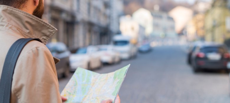 Mann von der Seite mit Stadtplan
