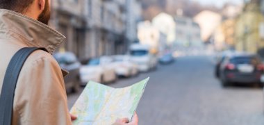 Man van de zijkant met stadsplattegrond Man van de zijkant met stadsplattegrond
