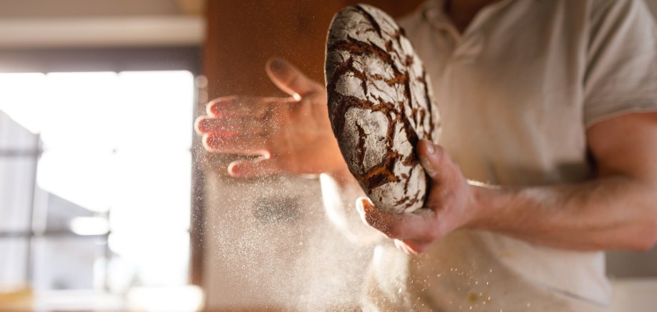 Bäcker mit Brot