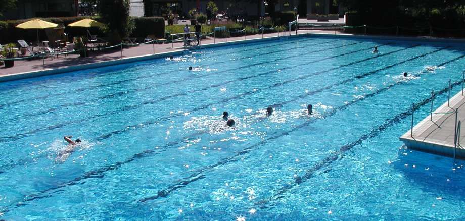 Großes Becken im Freibad