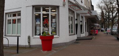 Blumenkübel vor Geschäft