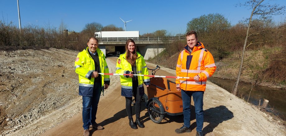 Geben den Weg wieder frei: v. l. Fachdienstleiter Tiefbau Horst Schenkel, die Radverkehrsbeauftragte Denise Hillebrecht und Martin Burcheister (Städtische Betriebe Beckum).