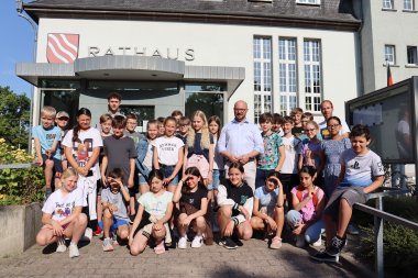 Gruppenbild vor dem Rathaus