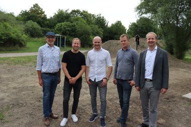 Sorgen mit den Kickern für den richtigen Kick auf der Dirtbahn: (v. l.) Bernd Matuszek, Alexander Hoffmann, Waldemar Korte (beide Mense-Korte), Martin Burcheister (Städtische Betriebe Beckum) und Jörn Volkmann (Sparkasse Beckuim-Wadersloh).