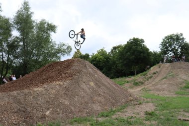 Biker auf der Dirtbahn macht Salto