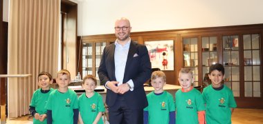 Bürgermeister Michael Gerdhenrich empfängt die Kindergartengruppe in seinem Amtszimmer.