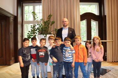 Kindergruppe und Bürgermeister