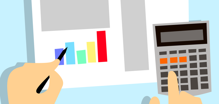 Grafik Hand mit Taschenrechner und Säulengrafik