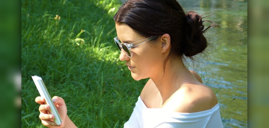 Junge Frau mit Smartphone