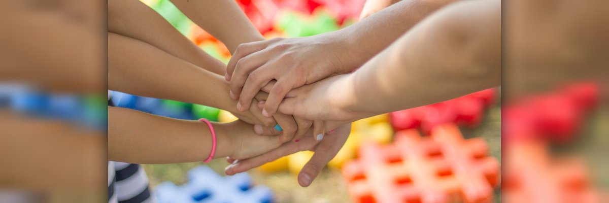 Kinderhände bilden ein Netz