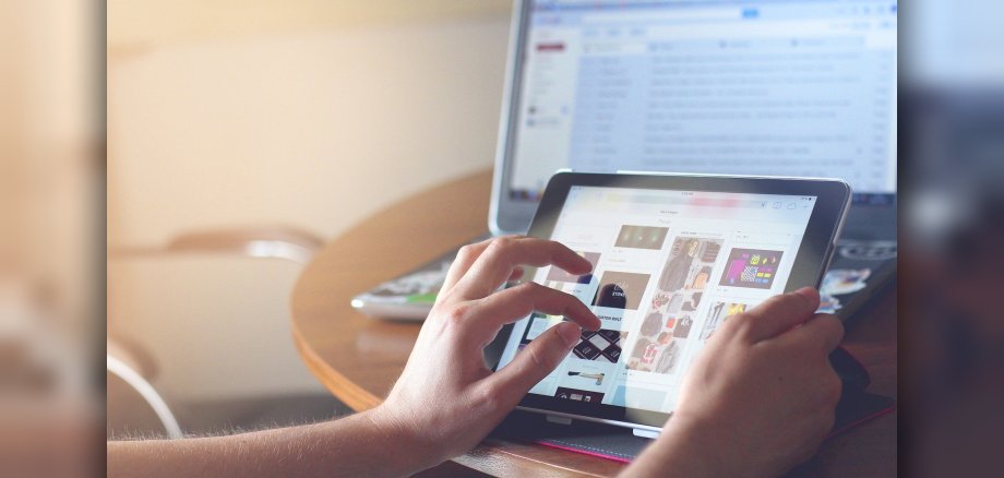 Frauenhände an einem Tablet