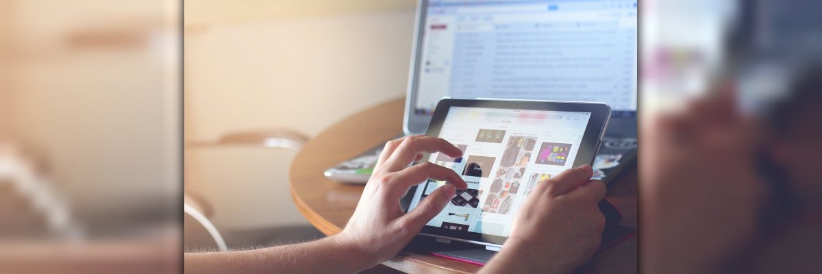 Frauenhände an einem Tablet