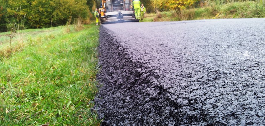 Asphalt wird eingebaut