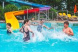 Wasserrutsche im Freibad Neubeckum mit spielenden Kindern