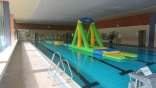 Spielgerät im Hallenbad