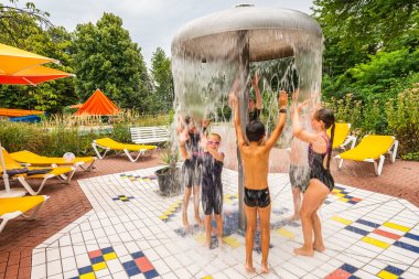 Wasserpilz im Freibad Beckum mit Kindern