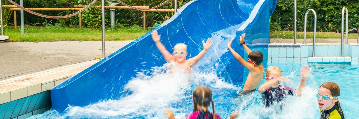 Wasserrutsche im Freibad Beckum mit Kindern
