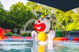 Clown im Planschbecken im Freibad Neubeckum