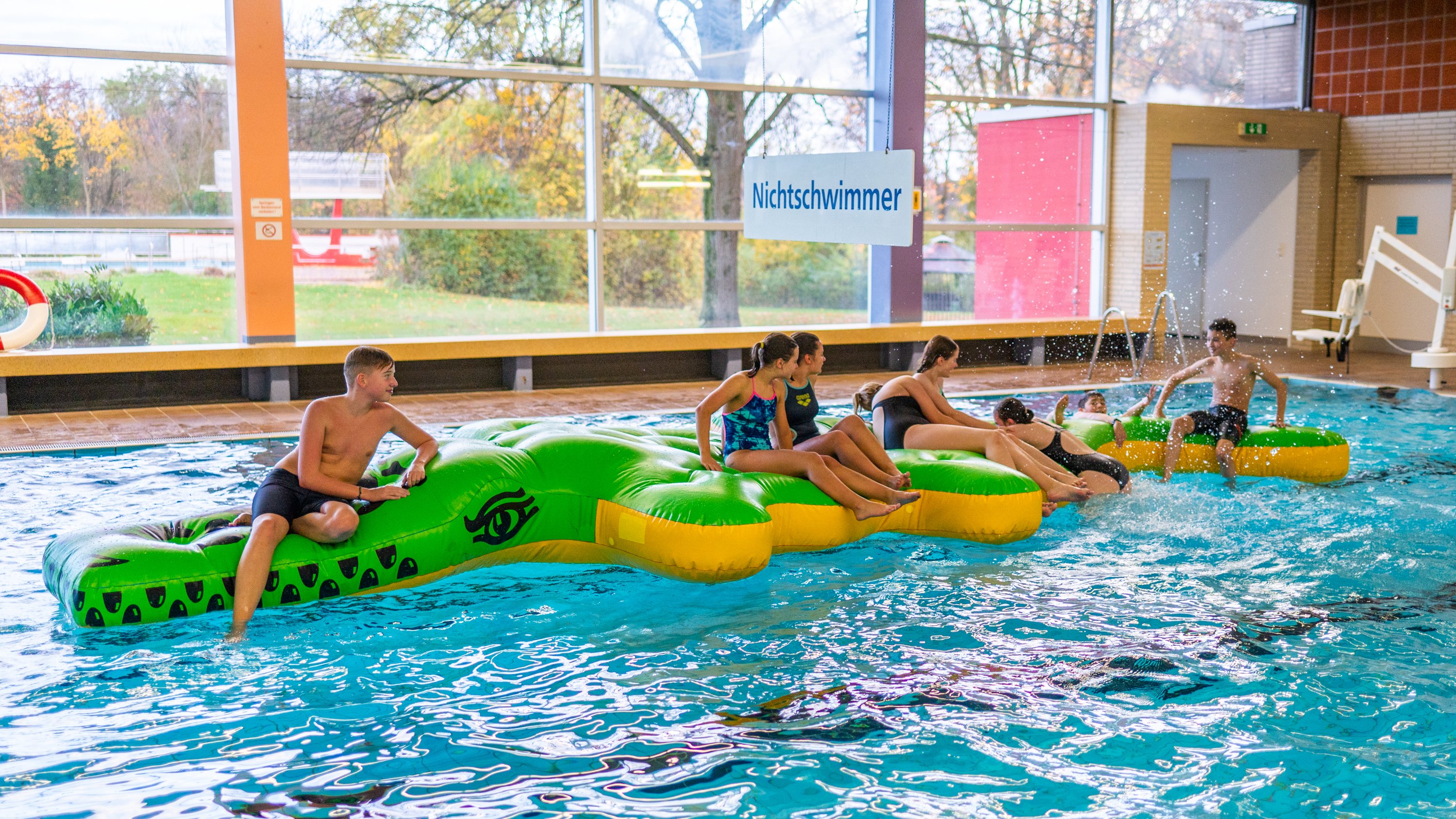 Groß-Spielgerät Krokodil im Hallenbad