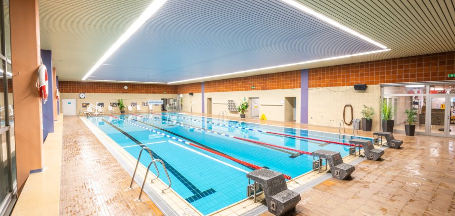 Lehrschwimmbecken im Hallenbad mit Aquacycling-Rädern im Hintergrund