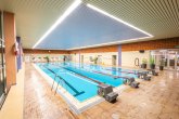 Lehrschwimmbecken im Hallenbad mit Aquacycling-Rädern im Hintergrund