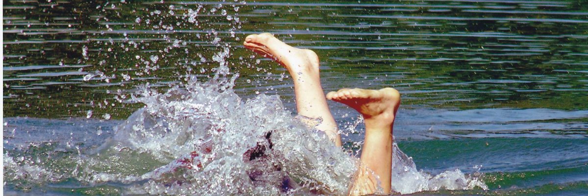 Füße schauen aus See heraus