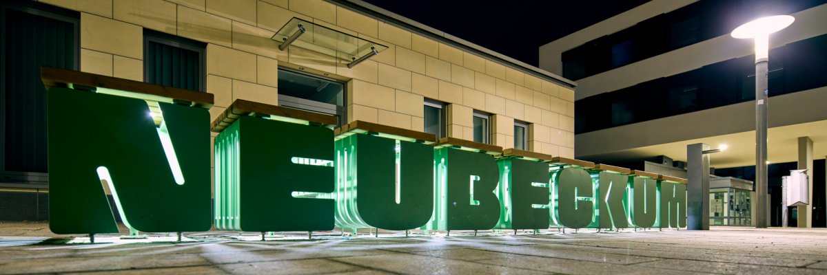 Leuchtende Bank mit Neubeckum-Schriftzug