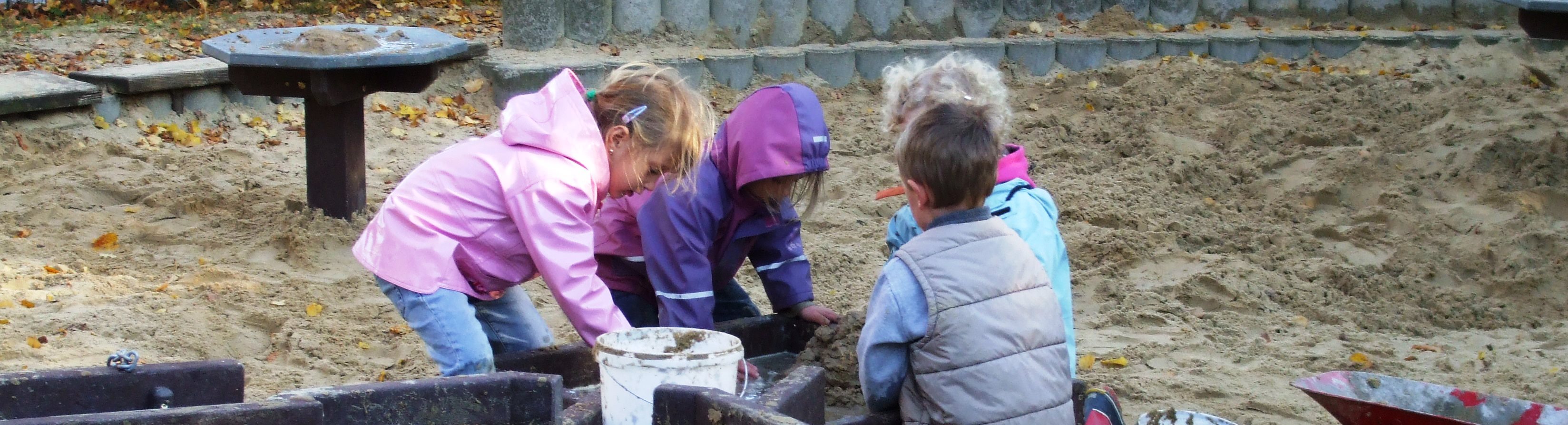 Kinder an der Matschanlage