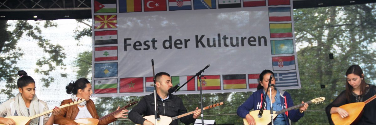 Gruppe mit Musikinstrumenten auf einer Bühne