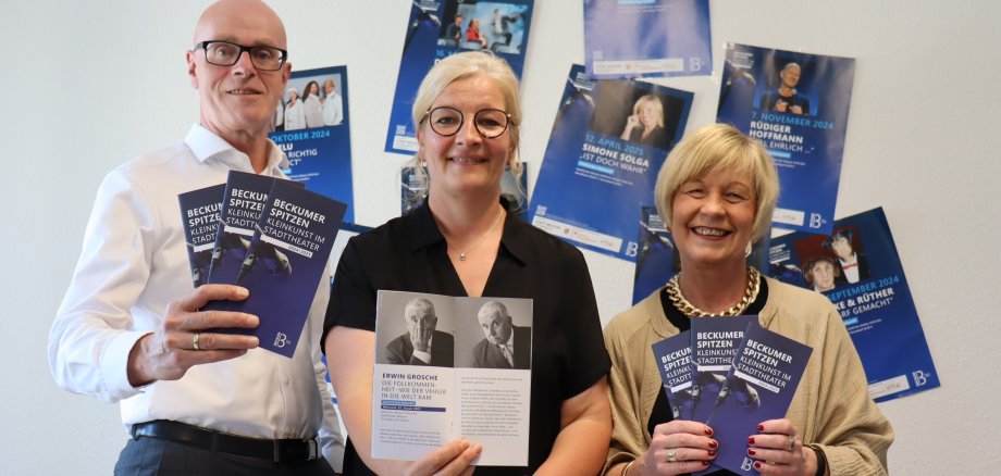Jürgen Schnittker (Sparkasse Beckum-Wadersloh), Jutta Müller-Knipping (Energieversorgung Beckum) und die Fachbereichsleiterin Bildung, Kultur und Freizeit Cornelia Baumann stellen das neue Programm vor.