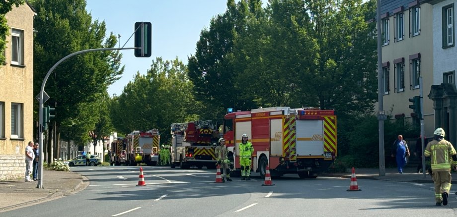 Feuerwehrfahrzeuge vor dem Rathaus