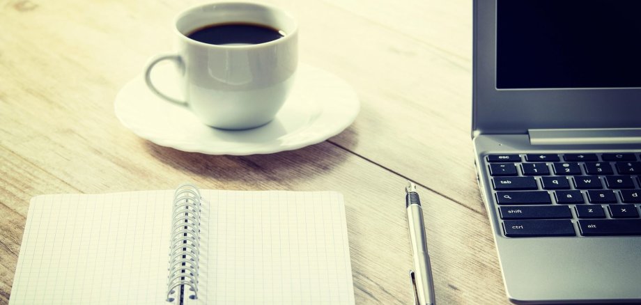 Kaffeetasse am Laptop