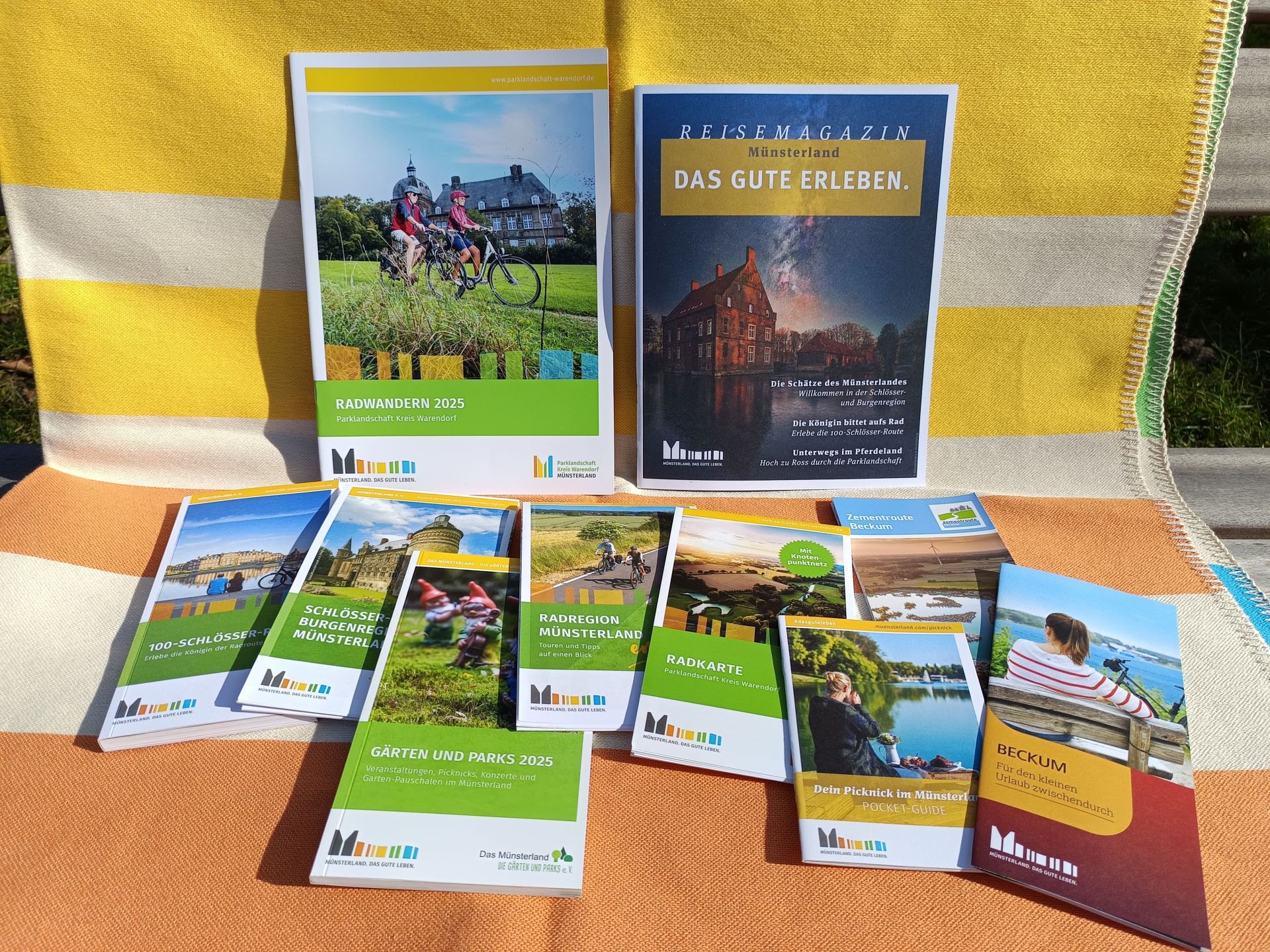 Radkarten und Flyer auf einer Bank