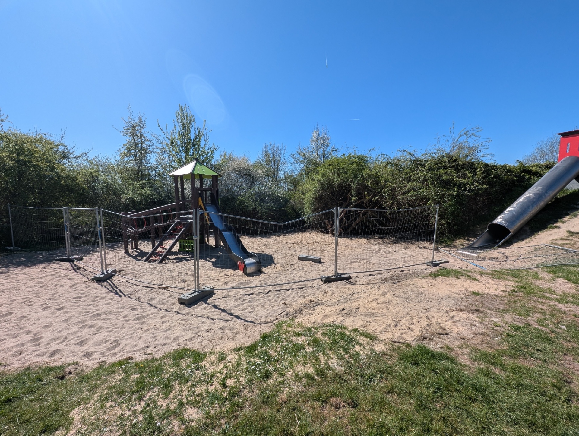 abgesperrter Spielturm