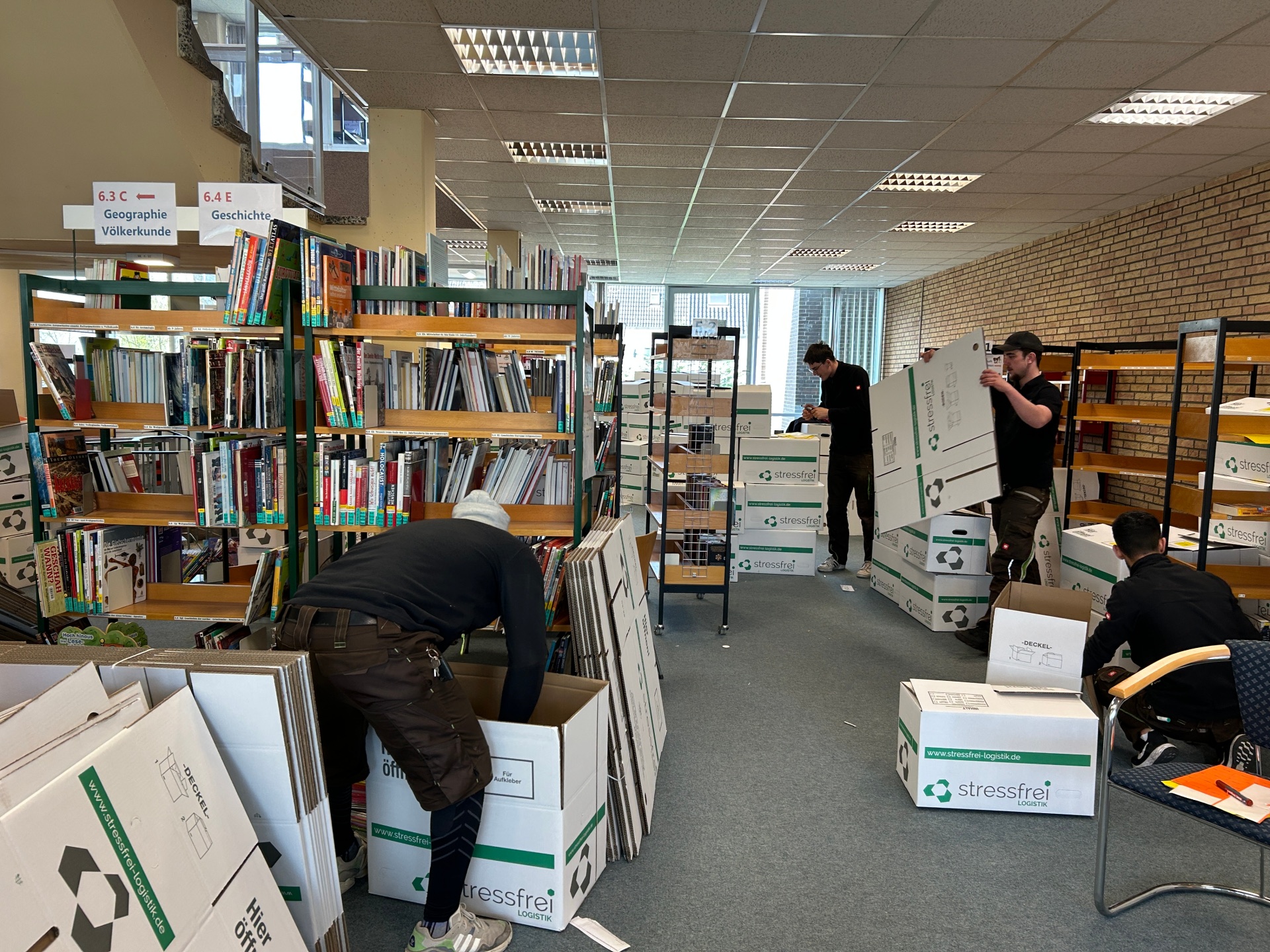 Bücher werden in Kisten gepackt