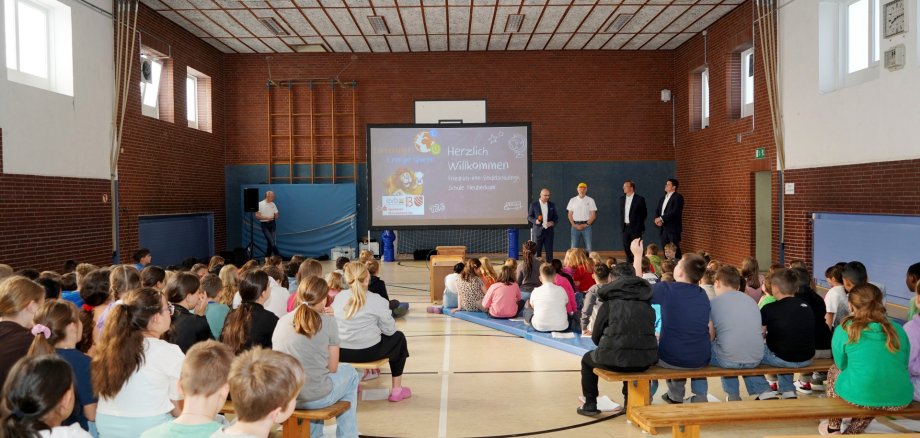 Grundschulklassen in der Turnhalle