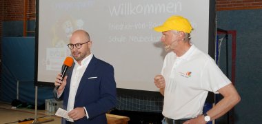 Bürgermeister Michael Gerdhenrich und Schauspieler Friedhelm Susek