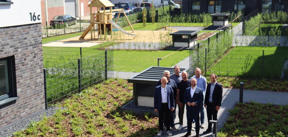 Gruppenbild in der Grünanlage