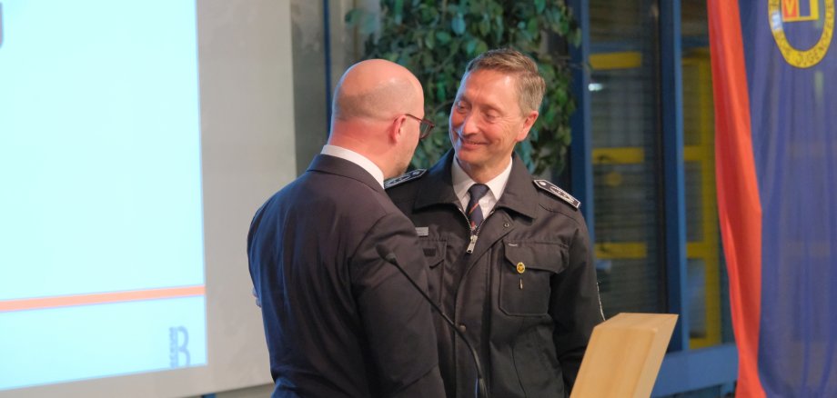 Bürgermeister Michael Gerdhenrich beglückwünscht Marcus Scheele