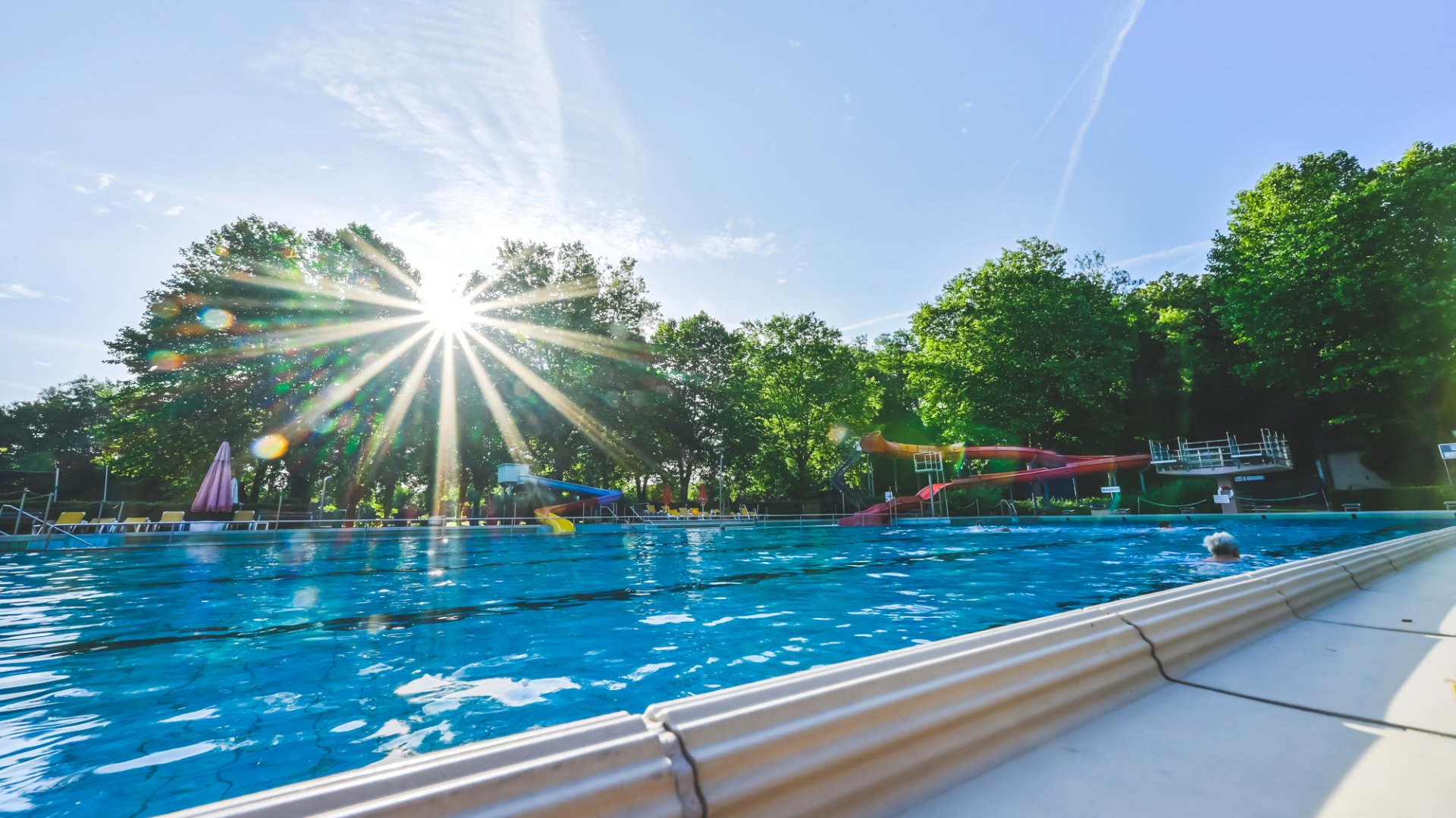 Freibad im Sonnenlicht