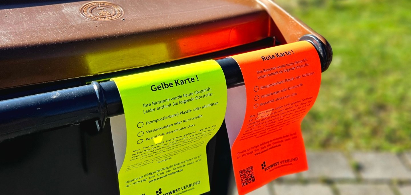 gelbe und rote Karte an der Tonne