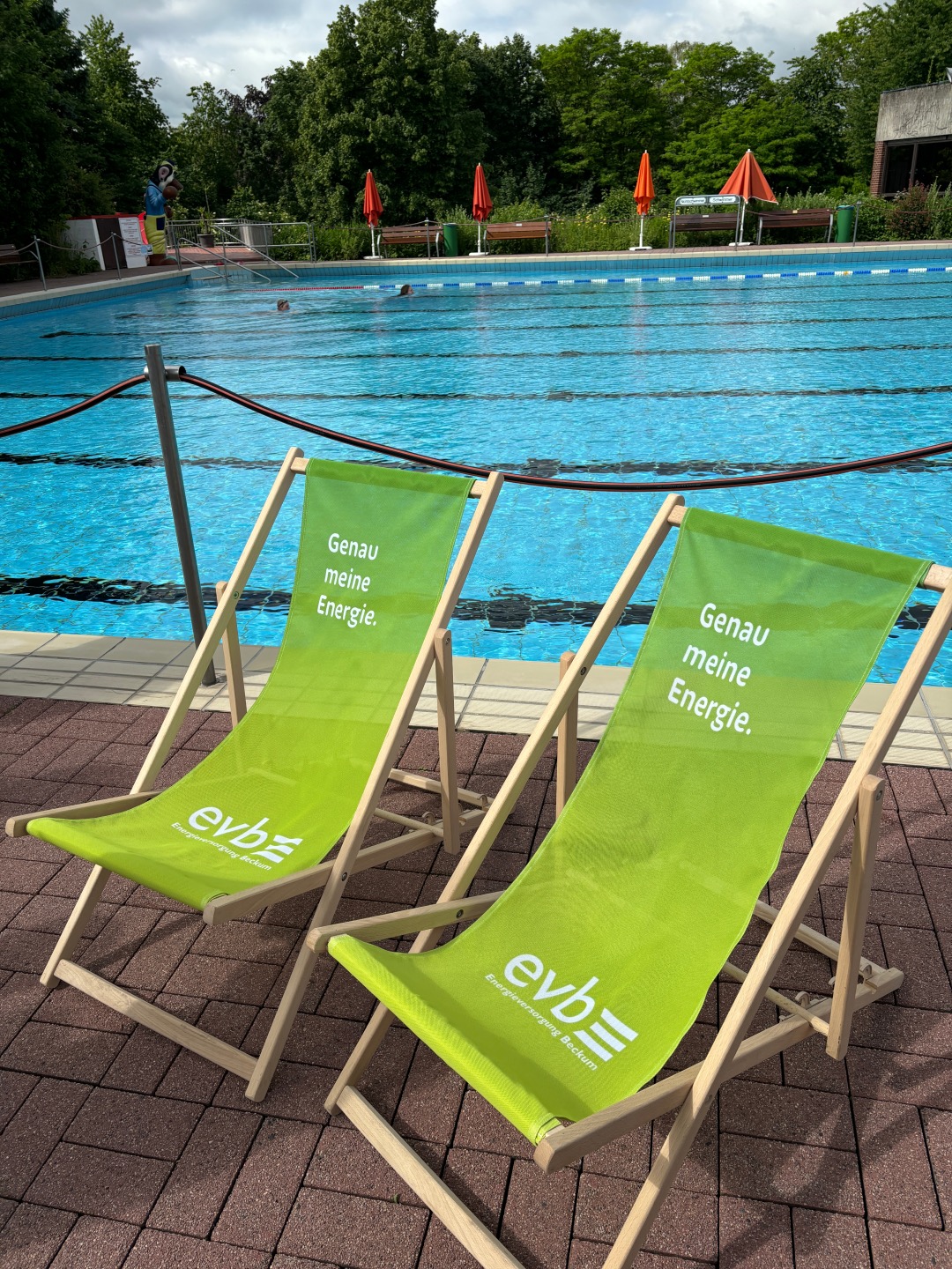 Liegestühle am Becken