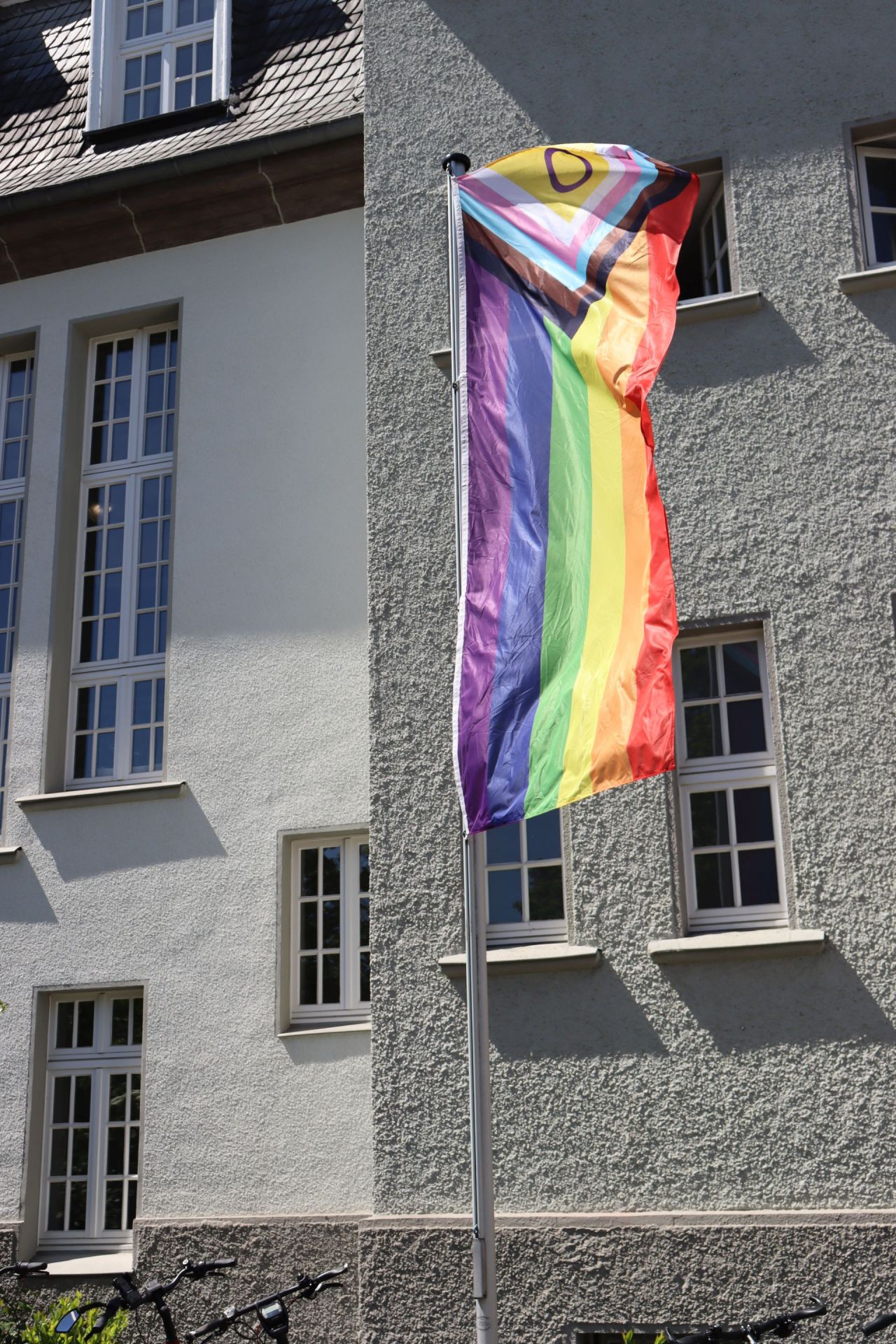 Regenbogenflagge am Rathaus