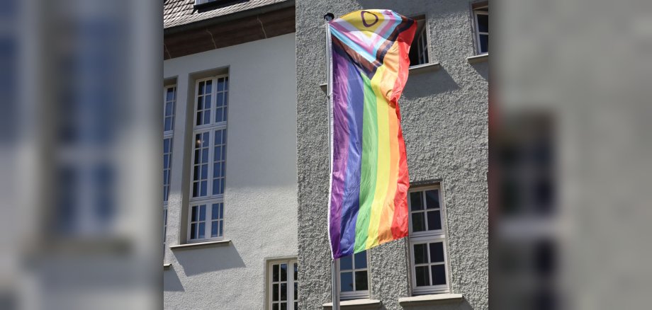 Regenbogenflagge am Rathaus