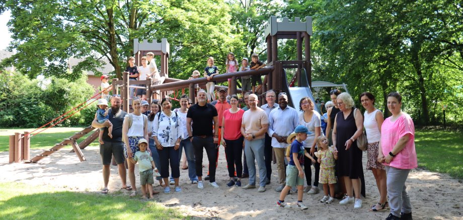 Gruppenbild vor der Ritterburg