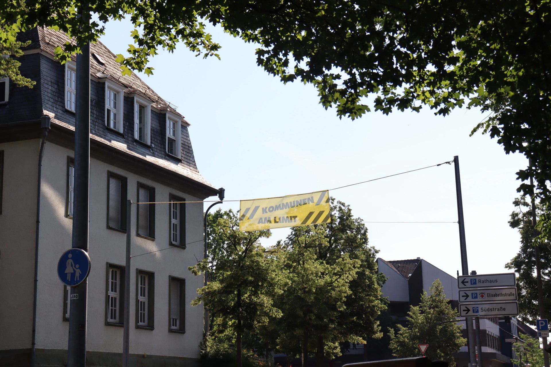 Banner zwischen Rat- und Ständehaus