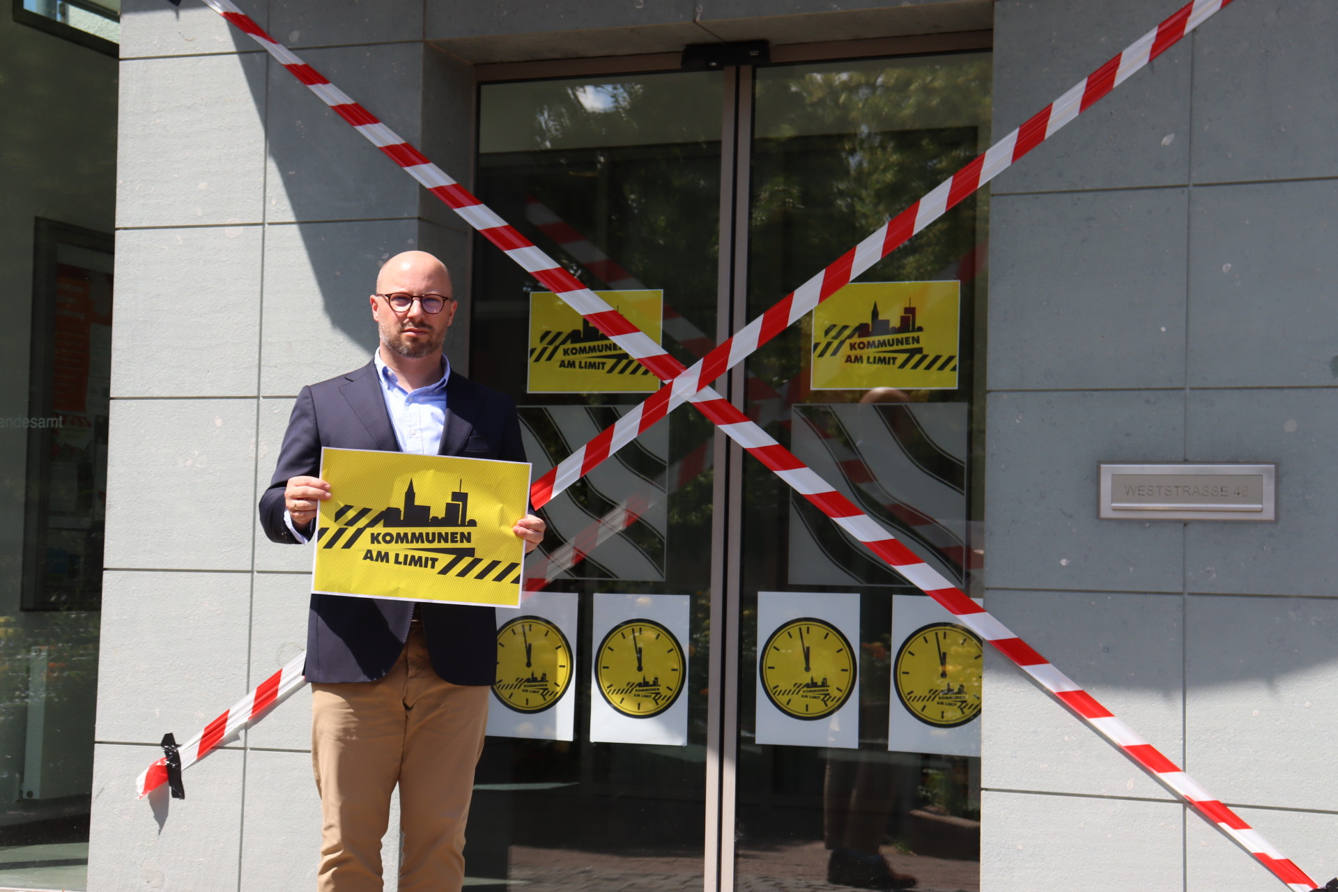Michael Gerdhenrich vor dem abgesperrten Rathaus