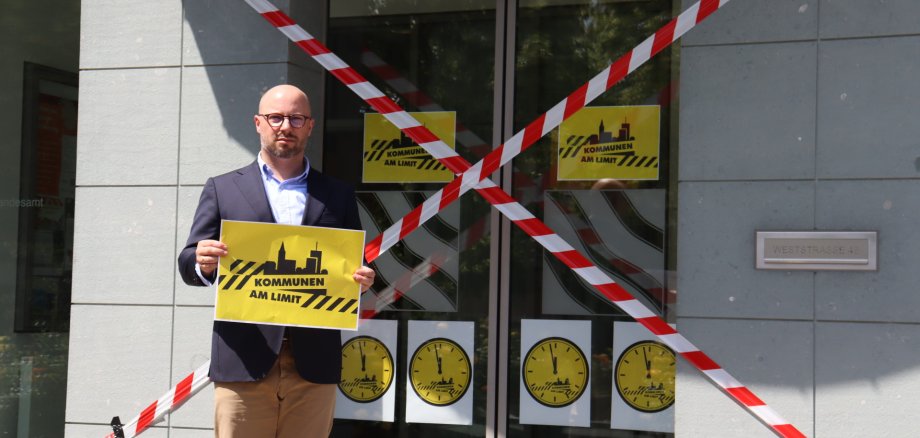 Michael Gerdhenrich vor dem abgesperrten Rathaus