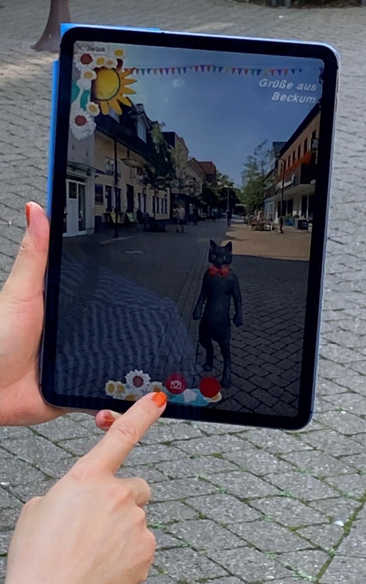 Hand am Handy mit geladener App