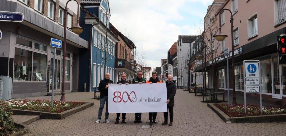 Die Vorfreude auf das große Jubiläumswochenende wächst auch bei den Fachbereichsleitern Uwe Denkert und Dr. Christian Hofbauer, Ludger Wille (Gärtnerei Wille), Barbara Emmrich (Technische Betriebsleitung der Städtischen Betriebe Beckum) und Bürgermeister Michael Gerdhenrich. 